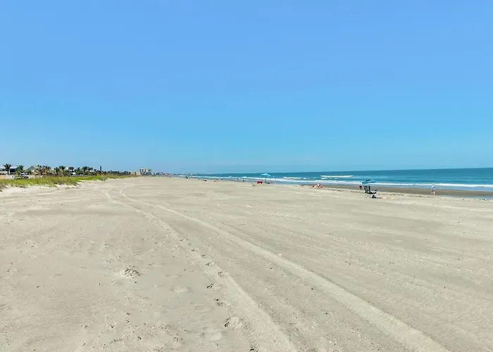 Dolphin Cove 1 Block From The Beach